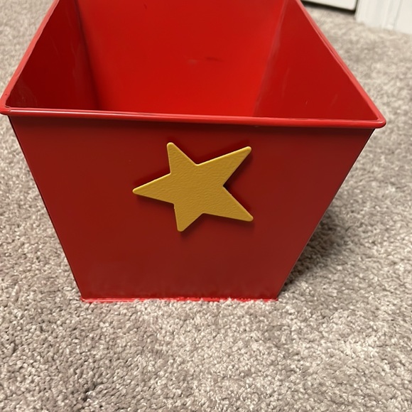 Demdaco red metal bin with 6 magnets(basketball, soccer ball/shoe, net, 2 stars) - Picture 4 of 8